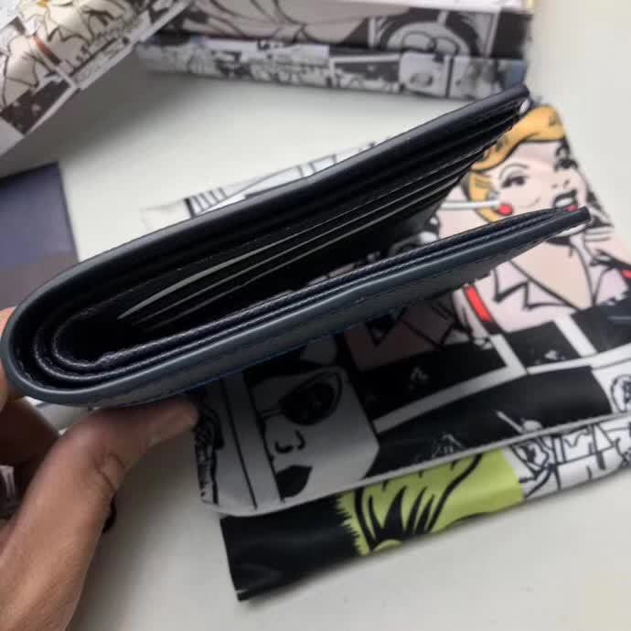 【原版皮】普拉达/Prada 短款钱夹，选用十字纹小牛皮镶嵌彩带鳄鱼纹裁制而成，经典之作，简单时尚，款号：2M0513
