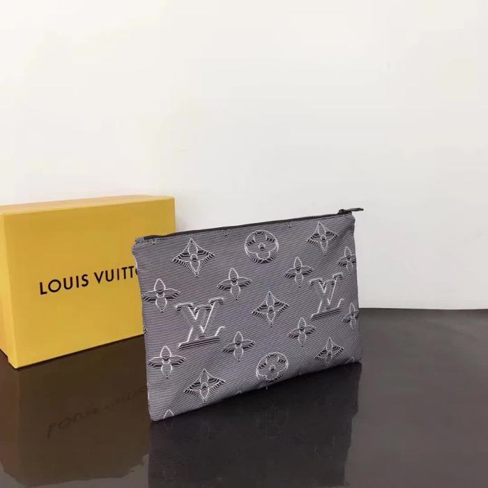 【原版皮】路易威登/LV 2054 系列双面手拿包，其外观可在 Monogram 压纹与彩虹 Monogram 印花之间随心转换，另有充裕容量收纳日常出行所需，款号：M68777