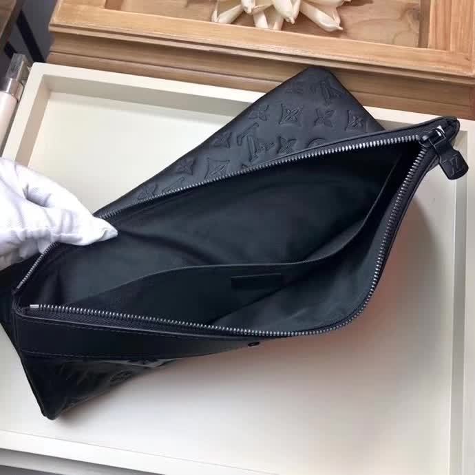 【原版皮】路易威登/LV POCHETTE APOLLO 手袋，由格外柔软的黑色Monogram Shadow小牛皮裁制而成，饰有标志性的Monogram压纹，是携带文件等私人物品的优雅之选，款号：M62903