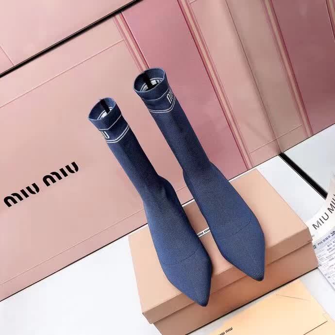 20秋季最新专柜款-缪缪Miu Miu新款袜子靴。上脚轻便，脚感好，上脚修脚，特显瘦