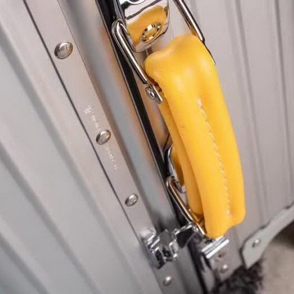 日默瓦/Rimowa 旅行箱，全​铝​镁‎合金，经典款​的新版‎本，彩色皮质把手，购买就送透明套，4个轮子，2个手把，绑带，想怎么换就怎么换，永远是街头机场最靓的你