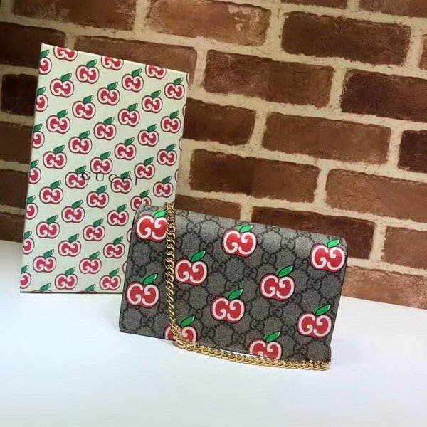 【原版皮】古驰/Gucci 苹果链条钱夹，融入了卡通风格的苹果图案，与品牌的双G字母交织图案巧妙搭配，尽显趣致设计，款号：634275