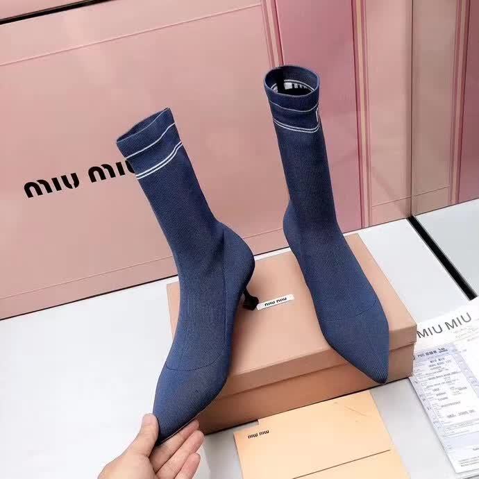 20秋季最新专柜款-缪缪Miu Miu新款袜子靴。上脚轻便，脚感好，上脚修脚，特显瘦