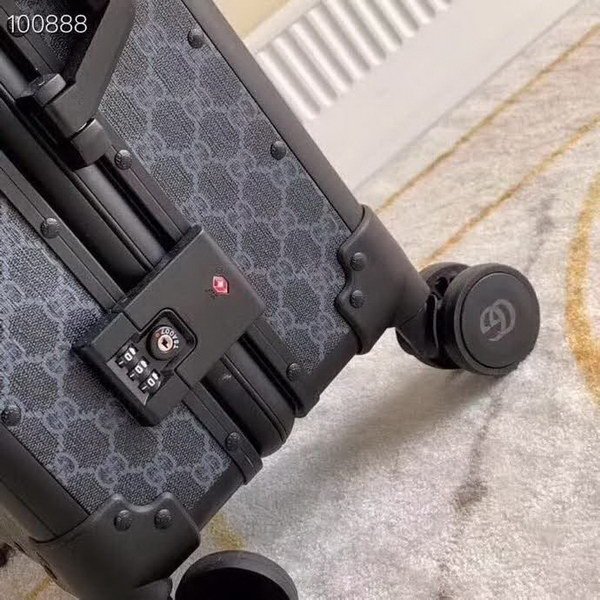 古驰/Gucci 旅行箱，釆用先进聚碳纤维工艺，高档大气的LOGO，独特设计理念，趣味横生，时尚潮流，复古风格与完美工艺，二者结合