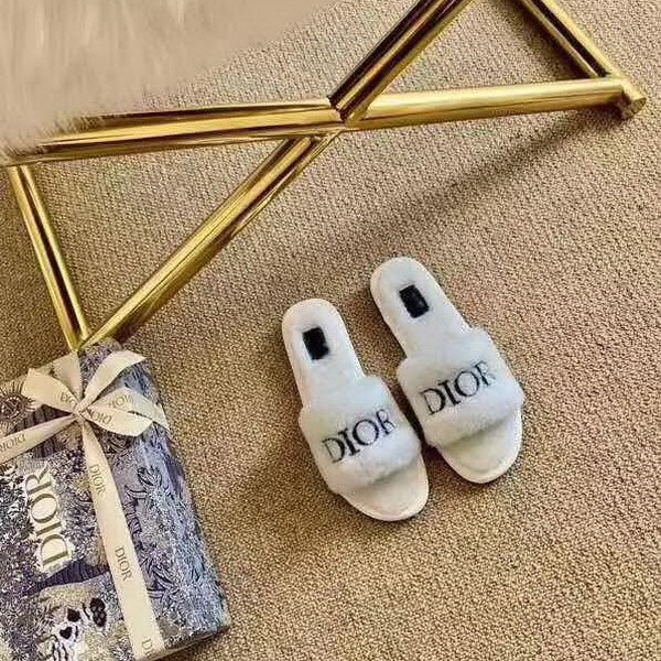 20秋季最新专柜款-迪奥Dior20秋季经典款字母毛拖拖鞋。专柜同步，鞋面刺绣字母logo，完美品质！