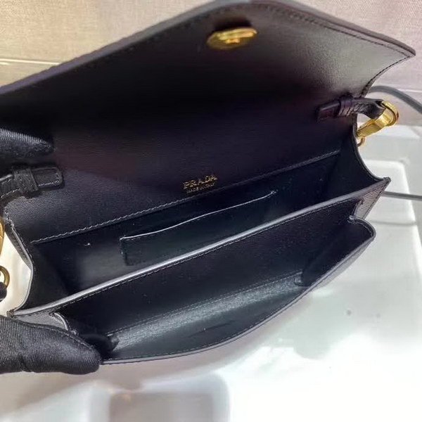 【原版皮】普拉达/Prada 肩背包，诠释精致的极简主义设计格调，一枚金属徽标点缀其上，昭示品牌身份，可拆卸可调式皮革肩带，又可当手包，内配可拆卸镜子，款号： 1BP020