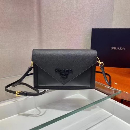 【原版皮】普拉达/Prada 肩背包，诠释精致的极简主义设计格调，一枚金属徽标点缀其上，昭示品牌身份，可拆卸可调式皮革肩带，又可当手包，内配可拆卸镜子，款号： 1BP020