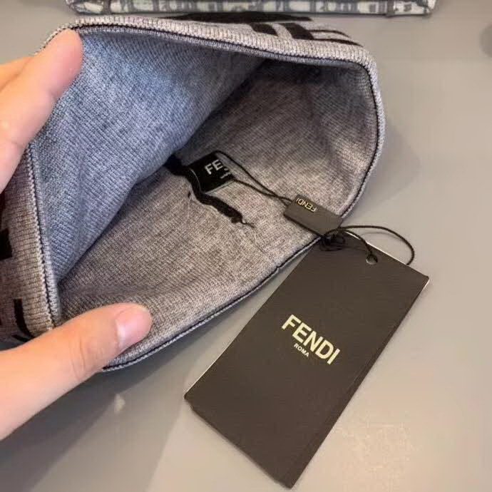 20冬季最新专柜款-Fendi早秋网红时尚博主推荐款皮标针织毛线帽，手感超柔软舒适的针织线帽，弹性极佳！时尚街头风，时尚百搭