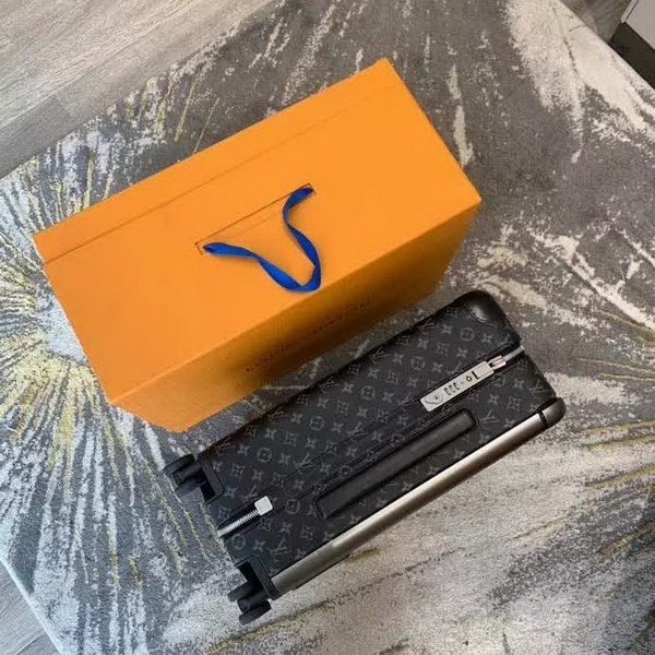 路易威登/LV Horizon 50拉杆箱，每一处设计细节无不散发出创新与轻盈的风格，全新的TSA箱锁到史上尤其舒适的旅行箱滚轮，以足以放入客舱的小巧尺寸提供令人惊异的高容量