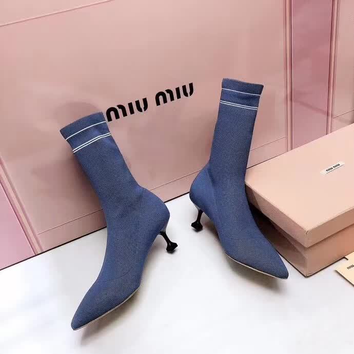 20秋季最新专柜款-缪缪Miu Miu新款袜子靴。上脚轻便，脚感好，上脚修脚，特显瘦