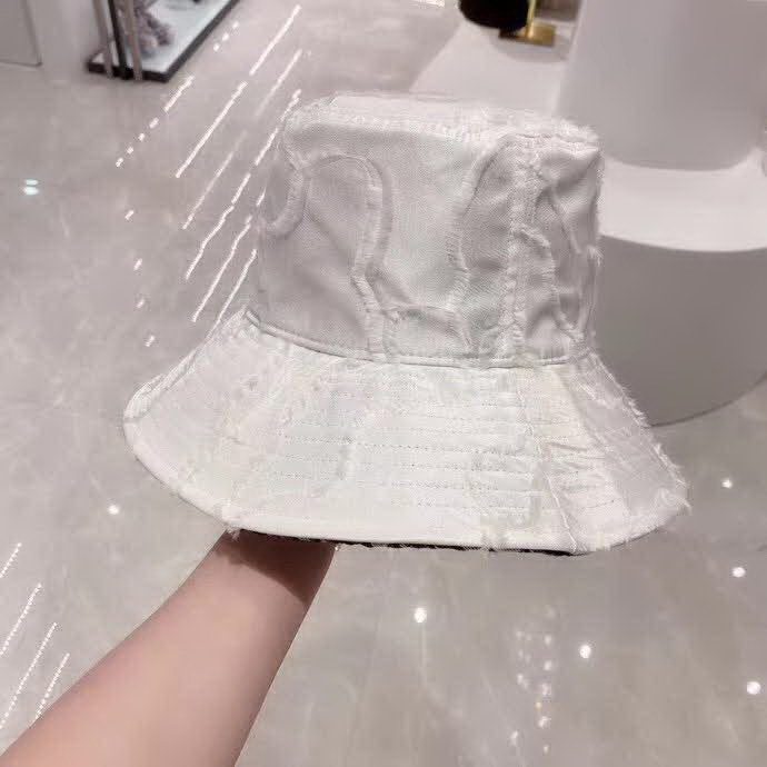 20冬季最新专柜款-迪奥Dior20新款剪花渔夫帽，仙女渔夫帽，此款是大檐，谁戴谁显脸小，很特别的面料！Baby机场秀出镜率巨高的一款！