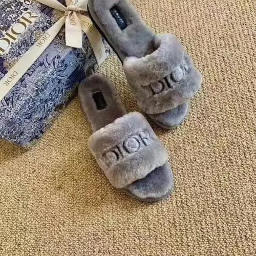 20秋季最新专柜款-迪奥Dior20秋季经典款字母毛拖拖鞋。专柜同步，鞋面刺绣字母logo，完美品质！