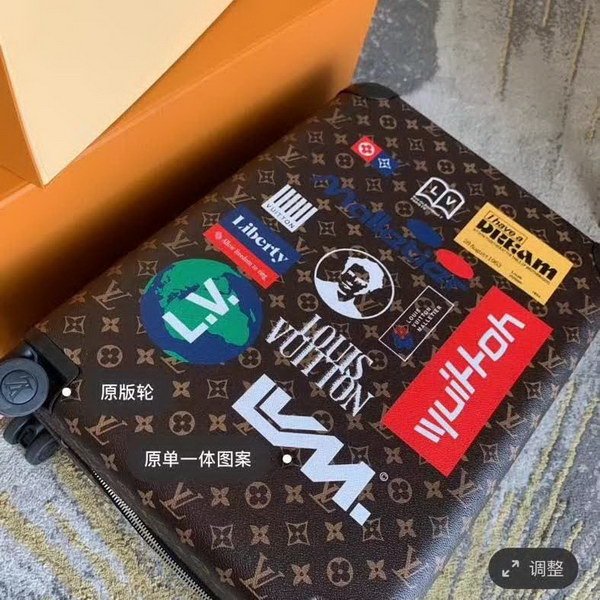 路易威登/LV Horizon 50拉杆箱，以个性创意革传奇经典，为标志性Monogram帆布点缀旅行贴饰，皮革边角保护和超大外置拉杆丰富智慧细节，打造优雅且实用的旅行伴侣