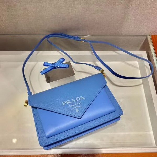 【原版皮】普拉达/Prada 肩背包，诠释精致的极简主义设计格调，一枚金属徽标点缀其上，昭示品牌身份，可拆卸可调式皮革肩带，又可当手包，内配可拆卸镜子，款号： 1BP020