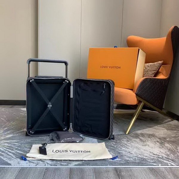 路易威登/LV Horizon 50拉杆箱，每一处设计细节无不散发出创新与轻盈的风格，全新的TSA箱锁到史上尤其舒适的旅行箱滚轮，以足以放入客舱的小巧尺寸提供令人惊异的高容量