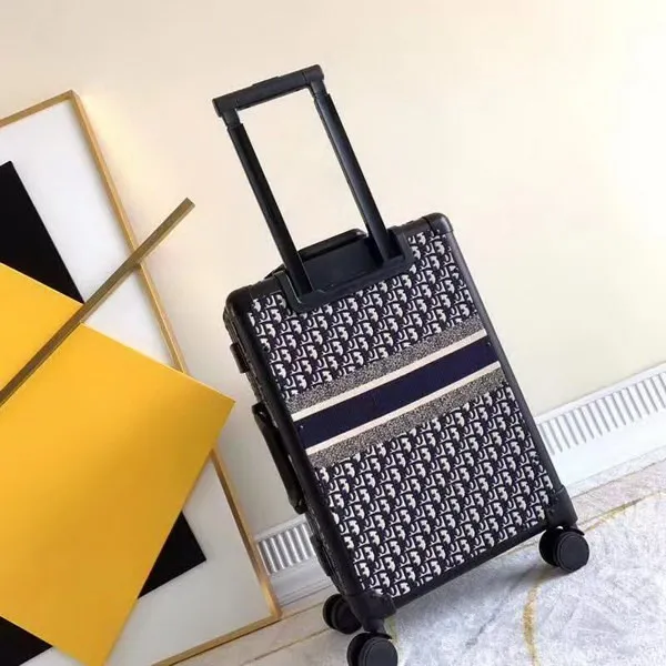 迪奥/Dior saddle马鞍系旅行箱，不但有ophidia复古老花帆布，同时还有精美小牛皮款式，特别体现质感，绝对亮点，时尚，酷炫