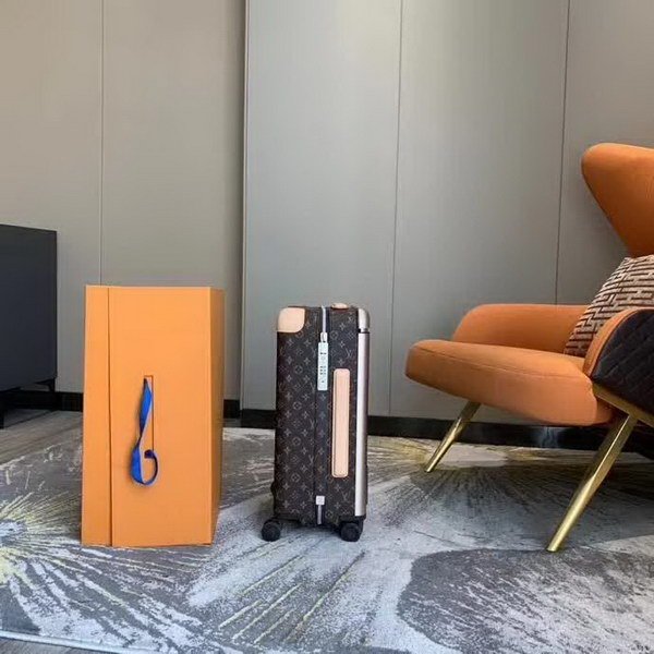 路易威登/LV Horizon 50拉杆箱，每一处设计细节无不散发出创新与轻盈的风格，全新的TSA箱锁到史上尤其舒适的旅行箱滚轮，以足以放入客舱的小巧尺寸提供令人惊异的高容量