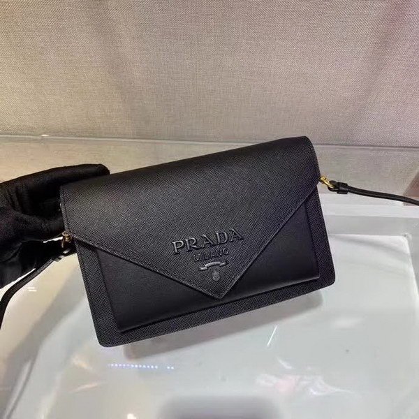 【原版皮】普拉达/Prada 肩背包，诠释精致的极简主义设计格调，一枚金属徽标点缀其上，昭示品牌身份，可拆卸可调式皮革肩带，又可当手包，内配可拆卸镜子，款号： 1BP020