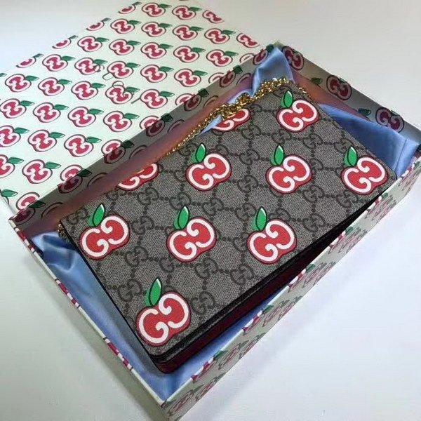 【原版皮】古驰/Gucci 苹果链条钱夹，融入了卡通风格的苹果图案，与品牌的双G字母交织图案巧妙搭配，尽显趣致设计，款号：634275