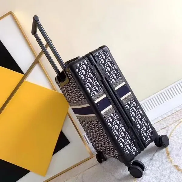 迪奥/Dior saddle马鞍系旅行箱，不但有ophidia复古老花帆布，同时还有精美小牛皮款式，特别体现质感，绝对亮点，时尚，酷炫