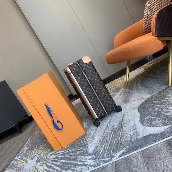 路易威登/LV Horizon 50拉杆箱，每一处设计细节无不散发出创新与轻盈的风格，全新的TSA箱锁到史上尤其舒适的旅行箱滚轮，以足以放入客舱的小巧尺寸提供令人惊异的高容量