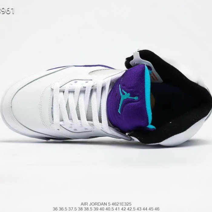 官网同步20秋季最新热销款-耐克/Nike Air Jordan 5，白紫葡萄，庆生鞋款，灵感来自于韦尔斯密斯在，新鲜王子喜事多，中上脚的未穿鞋带的Air Jordan 5 Grape