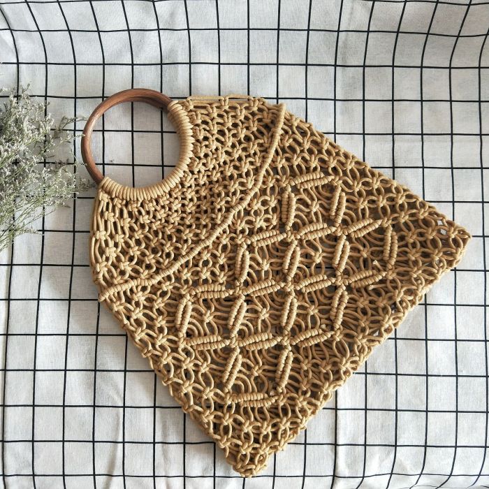 Openwork straw Shoulder Bags