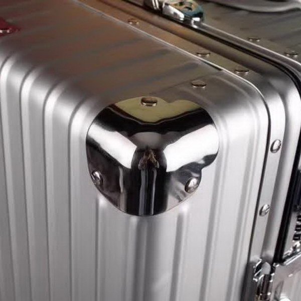 日默瓦/Rimowa 旅行箱，全​铝​镁‎合金，经典款​的新版‎本，彩色皮质把手，购买就送透明套，4个轮子，2个手把，绑带，想怎么换就怎么换，永远是街头机场最靓的你