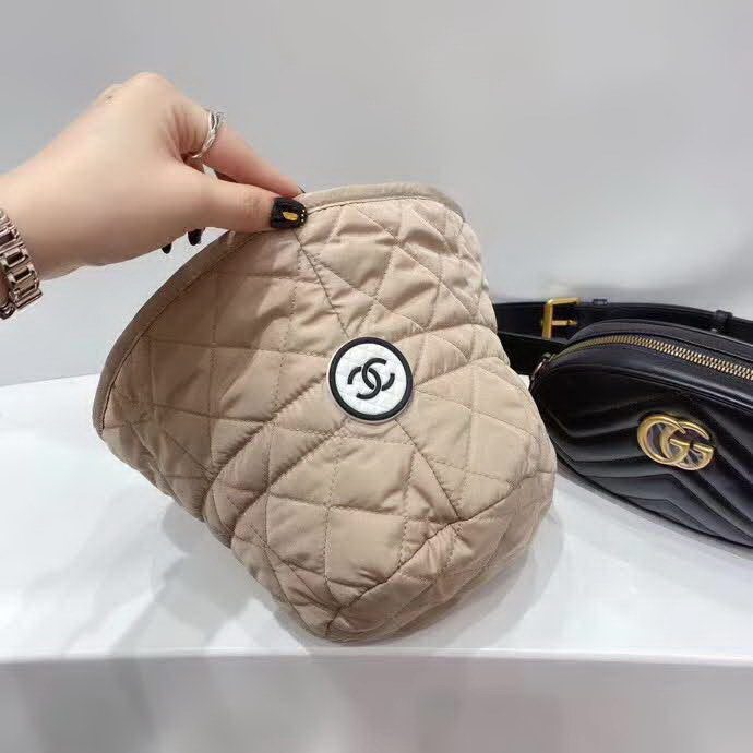 20冬季最新专柜款-香奈儿Chanel新款菱形格羽绒棉抽绳渔夫帽桶帽，很法式的一款，抽绳头围，有效挡风保暖，防水布面料，帽子柔软轻盈舒适！桶帽形状超好遮脸呦