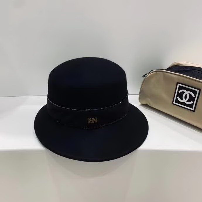 20冬季最新专柜款-迪奥Dior20秋冬新款羊毛礼帽，羊毛材质，妥妥的高级货！奢华气质款！超衬气质的一款帽子！