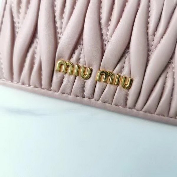 【原版皮】缪缪/Miu Miu 卡夹，采用小羊皮材质精心裁制而成，Matelasse花纹图案，内里标识烫字，Moire和皮革衬里，款号：5MC076