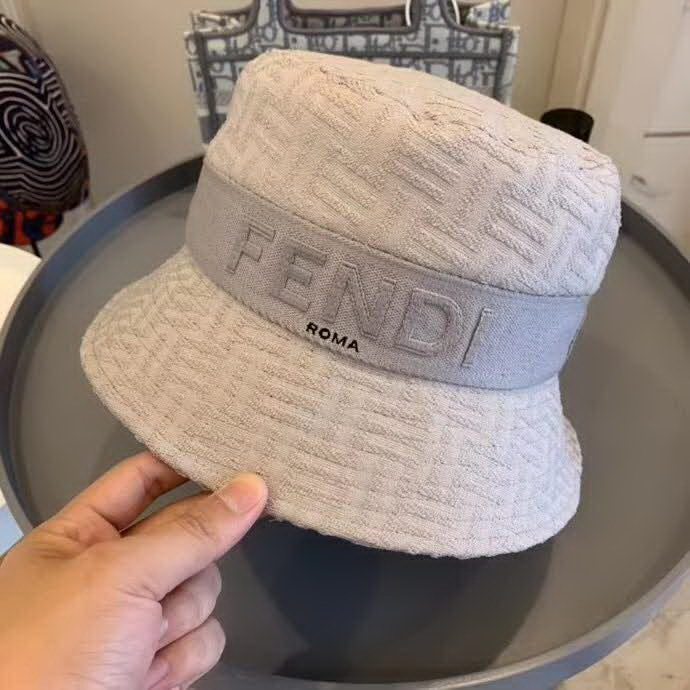 20冬季最新专柜款-Fendi20秋冬新款老花字母logo渔夫帽帽超名媛，加深帽型更显气质，本季爆款