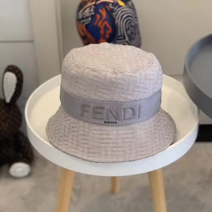 20冬季最新专柜款-Fendi20秋冬新款老花字母logo渔夫帽帽超名媛，加深帽型更显气质，本季爆款