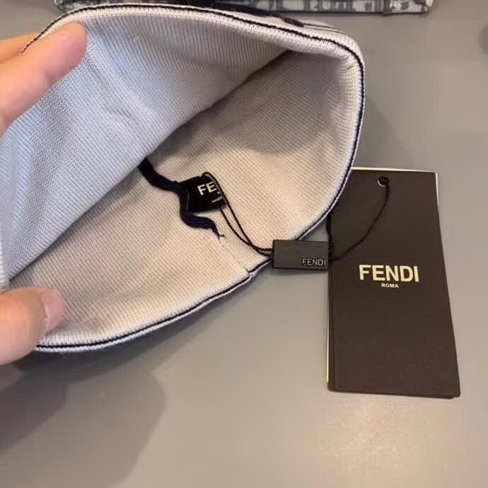 20冬季最新专柜款-Fendi早秋网红时尚博主推荐款皮标针织毛线帽，手感超柔软舒适的针织线帽，弹性极佳！时尚街头风，时尚百搭