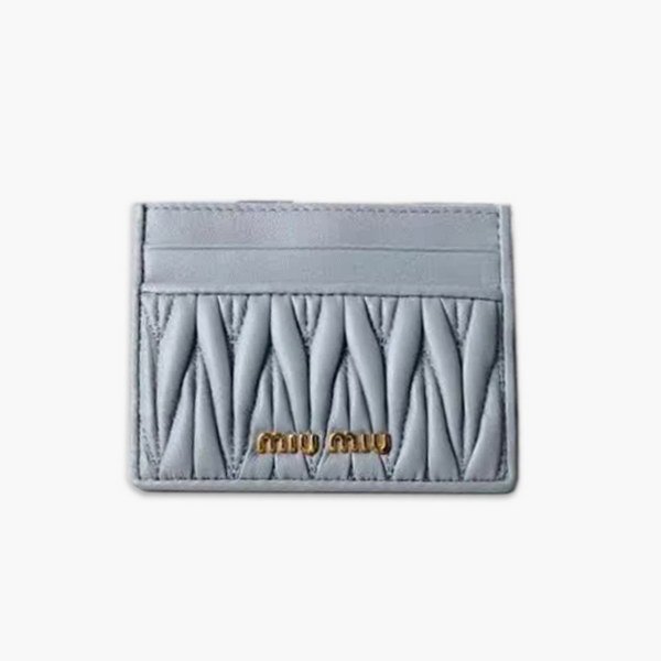 【原版皮】缪缪/Miu Miu 卡夹，采用小羊皮材质精心裁制而成，Matelasse花纹图案，内里标识烫字，Moire和皮革衬里，款号：5MC076