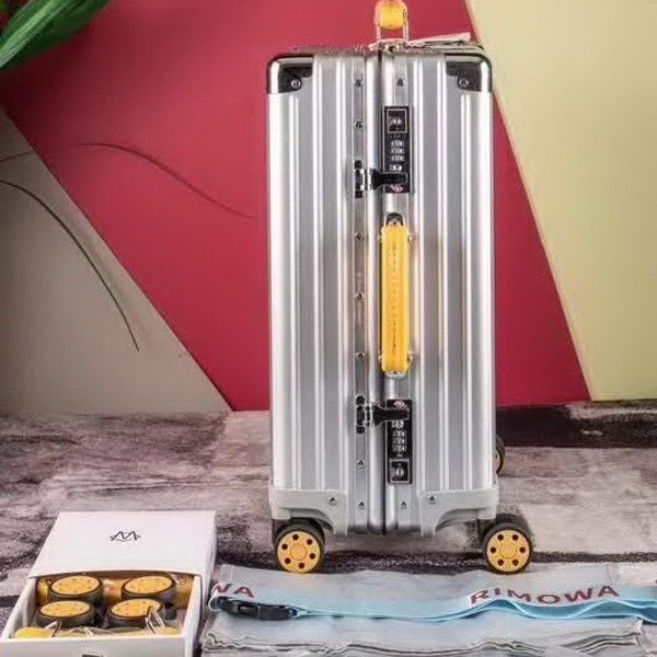 日默瓦/Rimowa 旅行箱，全​铝​镁‎合金，经典款​的新版‎本，彩色皮质把手，购买就送透明套，4个轮子，2个手把，绑带，想怎么换就怎么换，永远是街头机场最靓的你