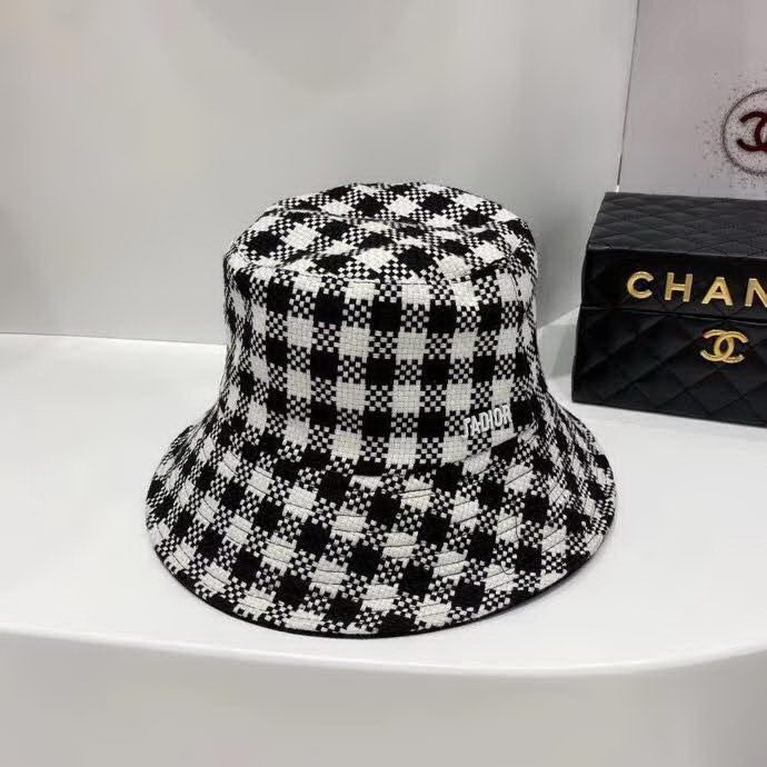 20冬季最新专柜款-迪奥Dior新款棋盘格双面刺绣字母渔夫帽，时尚黑白格调，洋气穿搭精品，双面都有不同风格，好看！