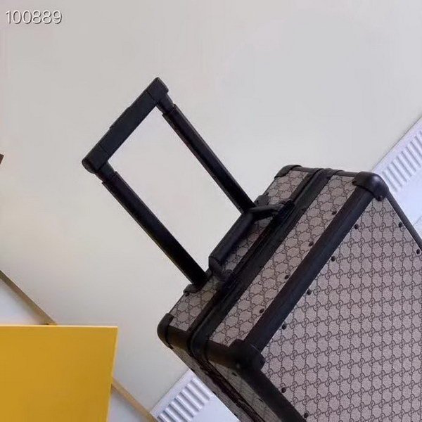 古驰/Gucci 旅行箱，釆用先进聚碳纤维工艺，高档大气的LOGO，独特设计理念，趣味横生，时尚潮流，复古风格与完美工艺，二者结合