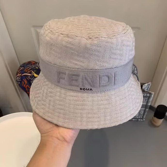 20冬季最新专柜款-Fendi20秋冬新款老花字母logo渔夫帽帽超名媛，加深帽型更显气质，本季爆款