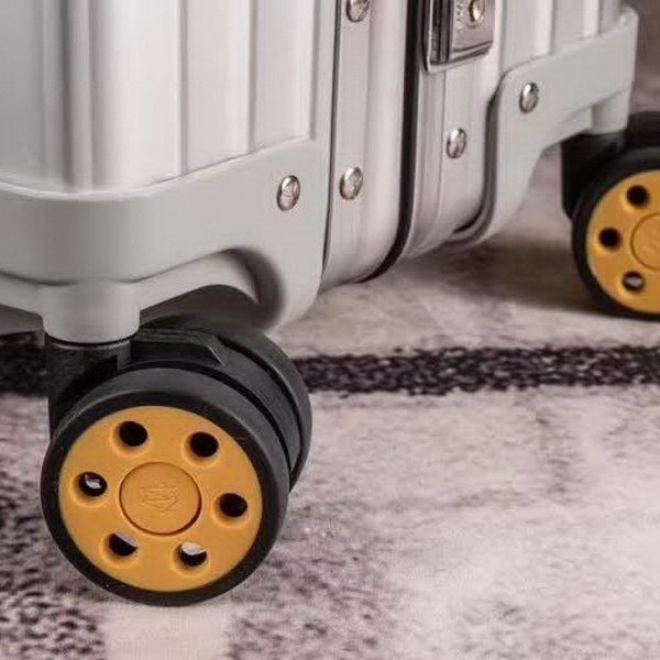 日默瓦/Rimowa 旅行箱，全​铝​镁‎合金，经典款​的新版‎本，彩色皮质把手，购买就送透明套，4个轮子，2个手把，绑带，想怎么换就怎么换，永远是街头机场最靓的你