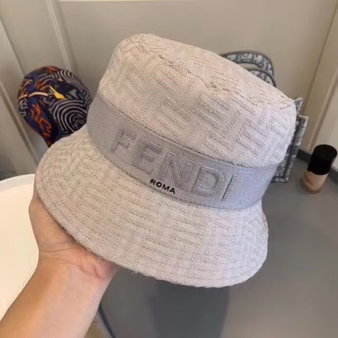 20冬季最新专柜款-Fendi20秋冬新款老花字母logo渔夫帽帽超名媛，加深帽型更显气质，本季爆款