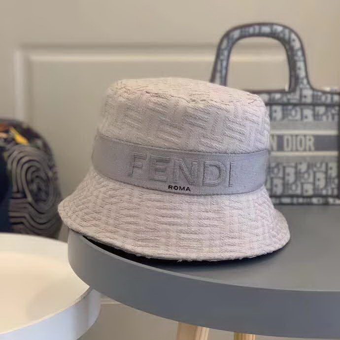 20冬季最新专柜款-Fendi20秋冬新款老花字母logo渔夫帽帽超名媛，加深帽型更显气质，本季爆款