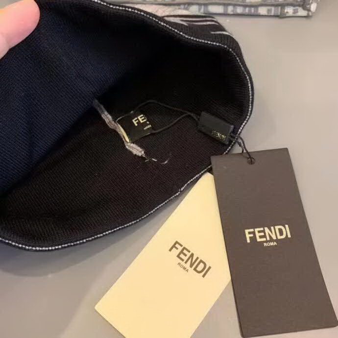 20冬季最新专柜款-Fendi早秋网红时尚博主推荐款皮标针织毛线帽，手感超柔软舒适的针织线帽，弹性极佳！时尚街头风，时尚百搭