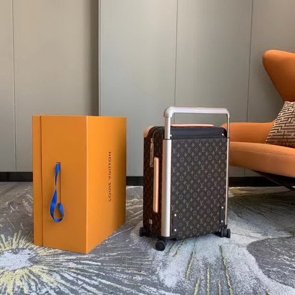 路易威登/LV Horizon 50拉杆箱，每一处设计细节无不散发出创新与轻盈的风格，全新的TSA箱锁到史上尤其舒适的旅行箱滚轮，以足以放入客舱的小巧尺寸提供令人惊异的高容量