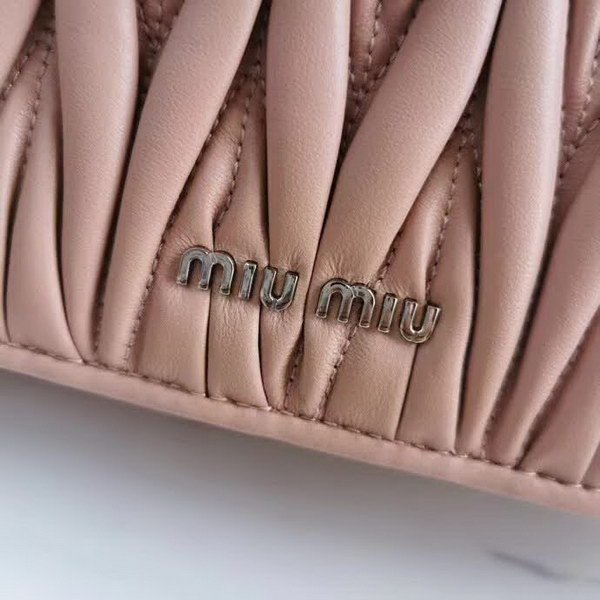 【原版皮】缪缪/Miu Miu 肩背包，采用小进口土耳其绵羊皮材质精心裁制而成，手感细腻柔软，内里三隔层，款号：5BD015