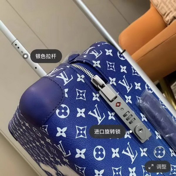 路易威登/LV Horizon 55拉杆箱在Virgil Abloh笔下舒展天朗云清的美好图景，品牌标识在宛若晴空的Monogram帆布上舒卷游移，搭配手柄和双轮等灵活设计