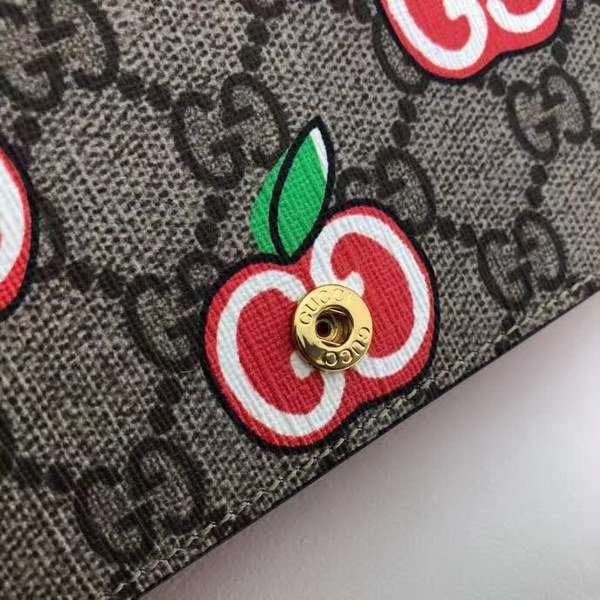 【原版皮】古驰/Gucci 苹果链条钱夹，融入了卡通风格的苹果图案，与品牌的双G字母交织图案巧妙搭配，尽显趣致设计，款号：634275