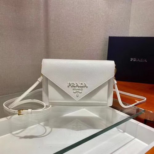 【原版皮】普拉达/Prada 肩背包，诠释精致的极简主义设计格调，一枚金属徽标点缀其上，昭示品牌身份，可拆卸可调式皮革肩带，又可当手包，内配可拆卸镜子，款号： 1BP020