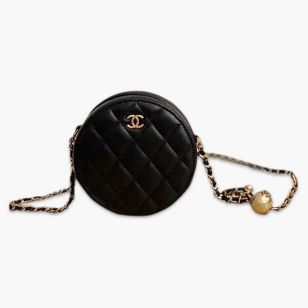 【原版皮】香奈儿/Chanel 金球系列小圆饼包，采用小羊皮精心裁制而成，柔软细腻搭配这季最火爆的链条，神奇的小金球能控制肩带长短，平时出门带的口红车钥匙纸巾都能放，款号：AS0366