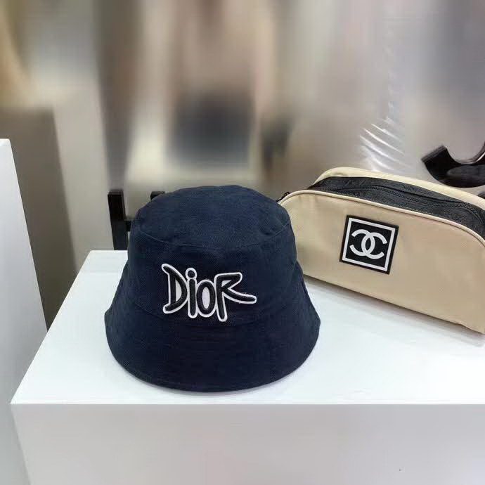20冬季最新专柜款-迪奥Dior新款磨毛双棉布双面渔夫帽，刺绣字母logo，时尚桶帽型，街头风十足，透气棉布，四季可佩戴
